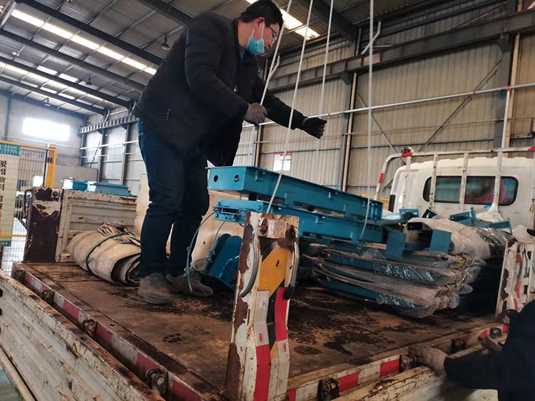 山东矿安重工生产的一批无压风门装车发货