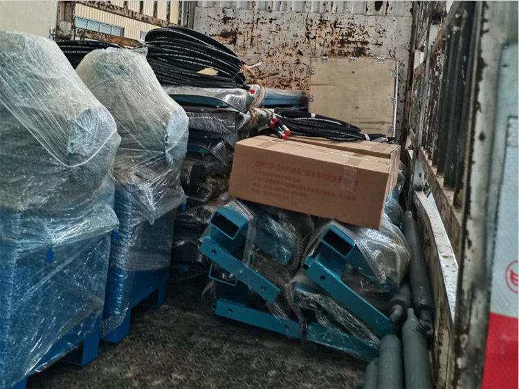 山东矿安重工生产的一批无压风门装车发货