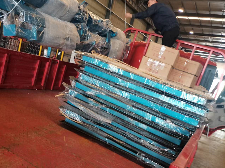 山东矿安机电生产的一批无压风门装车发货