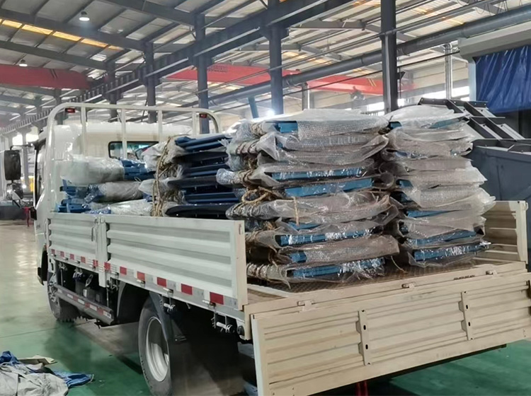 一批无压风门在山东矿安重工仓库装车发货