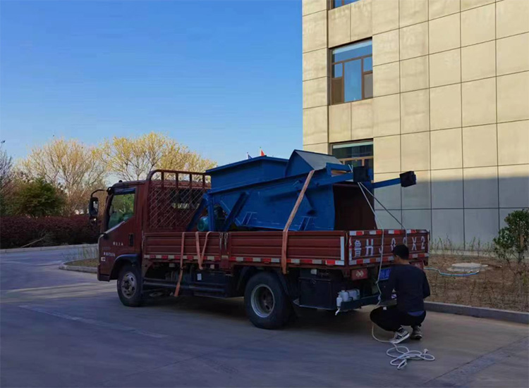 山东矿安重工生产的往复式给煤机装车发货