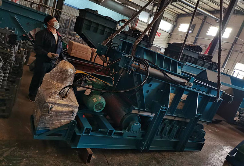 山东矿安重工生产的甲带式给煤机装车发货