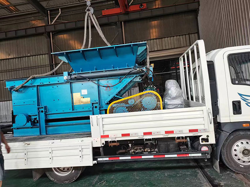 山东矿安重工自主研发生产的链式给料机装车发往河南商丘