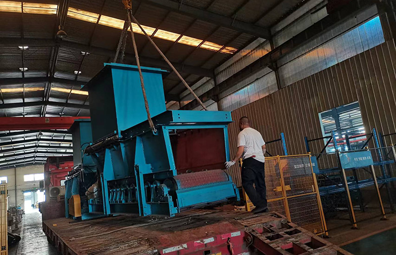 山东矿安重工生产的两台定制款液压甲带给料机发货