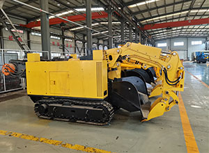 履带式扒渣机和轮式扒渣机的行进方式不同