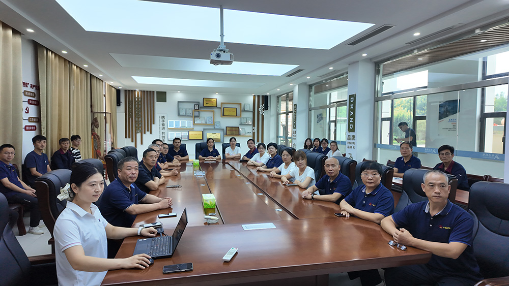 我公司组织全体员工观看九三阅兵，弘扬爱国主义精神